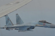 動画あり 「F-22をスクランブルさせろ」ロシアの戦闘機が米軍機を"挟み込む"異常接近