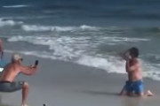 海外ビーチで写真撮影をしている女性をイジるオヤジ達が海外で話題に！海外の反応