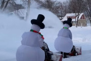 冬の憂鬱を和らげたいから雪だるまになってみたウィスコンシンのナイス・ガイズ