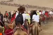 【海外の反応】中国甘粛省の三日月湖に向かう中国人観光客　海外の反応「エベレストの登頂に似ている、中国は時々大きすぎて現実的ではない」