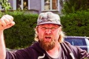 隣人が敷地を越えて設置したスノーフェンスをめぐってトラブルが勃発。両者譲らずエンドレスな争いに