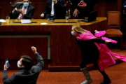 【アニオタが大統領へ】議会で「ナルト走り」見せた女性議員、大統領選の世論調査でトップに君臨ｗｗｗｗ