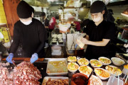 行列で決まくりの日本弁当をみた外国人さん、そりゃお腹すくよなｗｗｗ