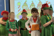 【海外】「家族の勘違いで、クリスマスの劇にエルフではなくエルヴィスとして登場した少年のユニークな体験！」
