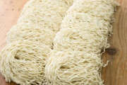 日本の工場の麺類はどのように作られているのか「日本の麺類を知るまでは、麺類は好きではありませんでした😋」「すべてがきちんとしていて、きれいなのが好き」海外の反応
