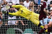 英国人「世界最高のGKになるわ」鈴木彩艶、神セーブ連発！得意のキックでゴールの起点に！アストンヴィラ今季初勝利に貢献で現地サポ絶賛！【海外の反応】