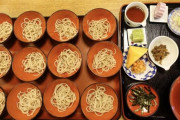 ”わんこそば”という日本で最高の食べ物に挑戦♪「死んでしまう…」「好きになってました」海外の反応