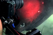 潜水艇で深海を調査中、突然目の前に巨大なサメが出現…目が怖すぎる！！