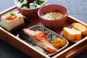 外国人「気合いを入れて日本の朝食を作ってみたので見てくれ！」