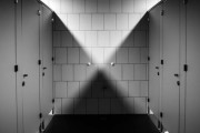 「公衆トイレでノックされたとき、なんて答えるのが正解なの？」回答いろいろ