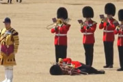 海外「イギリス、暑すぎて倒れるロイヤルガード」