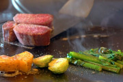 海外「おいしそう！」「リラックスできるね！」東京都心で食べる、和牛ヒレ肉の豪華鉄板焼き！