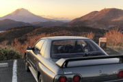 海外「日本の景色は最高だし、日産の車は本当にクールだ！」箱根からGT-Rと富士山を眺める幸せな外国人