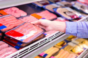 スーパーの店員が肉のパックを床に置いてから並べていた。女性がSNSに投稿したところ物議をかもす