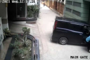 「あ～れ～」サイドブレーキを忘れ車と共にスロープをくだる男