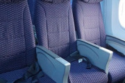 ユナイテッド航空「安全のために真ん中の座席は選択できなくする」→実際は満員だったけどなぜ？