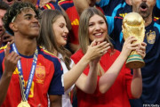 スペイン王室がW杯優勝セレモニーに登場、王太女姉妹への注目より「美女はどこ？」と見出しにツッコミ