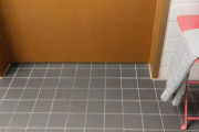 「スイス人だけど実家のバスルームのドアは恐ろしく背が高い…」→想像を超える高さだった