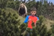 ピクニック中の少年が巨大クマと遭遇！ その時のヤベェ動画が公開されてしまう…