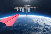 【海外】国際宇宙ステーションから紙飛行機を投げたらどうなる？新研究が明らかにした驚きの結果とは！