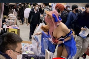 韓国人「日本人は支払い時に “お金専用トレー” を使い衛生的！」「そんなことよりあの巨乳の女性は一体…？」