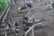 海外「ジムでトレーニングしている人にわざと重りを落とすオーストラリア人」