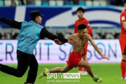 【サッカー日本戦】日本メディアが中国の非常識行動を批判！！ヤジ、レーザー攻撃、ピッチ乱入で大炎上！【ネット民の反応】