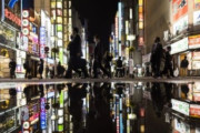 【韓国の反応】検査を減らしたのか、ワクチンが効いたのか。日本2万5485→391人のミステリー。韓国の反応「ワクチン接種をしても、日本はヨーロッパと違って野外でもマスクを必ずつけている。」