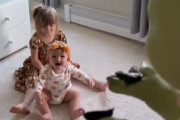 小さな姉妹が英語のことわざ「美は見る者の目に宿る」を象徴してるとき