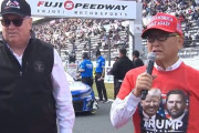 外国人「え、何でトヨタの会長がトランプ信者みたいな服装してんの…？」