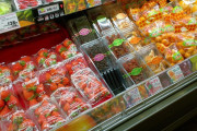 海外「日本はプラスチックの無駄遣いをしてるから野菜や果物が高いんじゃない？」日本のスーパー外国人が紹介した結果・・・