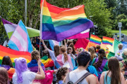 消防車がLGBT支持のレインボーカラーに痛車化→ 「税金のムダ使い」「ふざけるな」と国民ブチ切れ