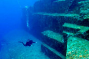 【海外の反応】日本の与那国島近海に沈む古代文明？人工物か自然物か　海外の反応「間違いなく人工物だ、自然界に直線や直角はない」