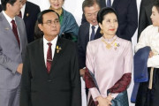 4ヶ月ぶりに安倍首相と会った文大統領、笑顔で握手したが梗塞局面は進行中＝韓国の反応