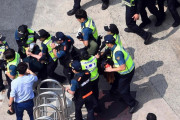 韓国の日本総領事館に侵入した6人を拘束 (海外の反応)