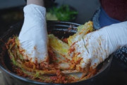 【韓国】キムチを漬けて「中国伝統料理」とハッシュタグをつけた中国人YouTuberに韓国人大激怒
