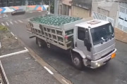 後続車の危機管理能力がすごい！トラックから大量のガスボンベが転げ落ちる事故