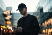 歩きスマホ、ネット中毒…スマホゾンビの恐ろしさ「スマホでこれ見てる皮肉w」「スマホを使う人間次第！」海外の反応