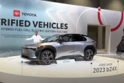 【海外の反応】「日本のトヨタ初の量産型電気自動車らしい」日本のトヨタbZ4X。