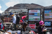【海外の反応】日本では富士山の頂上にも自動販売機がある　海外の反応「一体誰がどうやって補充するの、缶がポイ捨てされる」