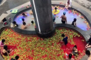 中国医学にヒントを得た、火鍋モチーフの真っ赤な唐辛子＆ミルク風呂