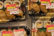 【画像あり】韓国人「午後９時に日本のスーパーに行った韓国人がマジで衝撃を受けた食品の値段がこちらです‥（ﾌﾞﾙﾌﾞﾙ」　韓国の反応