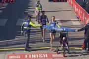 赤ちゃんを乗せたベビーカーを押しながらハーフマラソン大会に臨んだ女性が世界記録樹立！