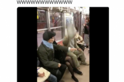 電車で足を組んだ女性にブチ切れ、足を叩きまくる老人があまりに酷い！→案の定映像が世界へ！海外の反応