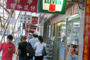 コンビニの女性店員、近くで働く建設作業員の子供を店内にいさせることを引き受け、やさしく見守る