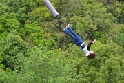 無表情でバンジージャンプする中国人がシュールw「スマホ持ったまま飛べるなんてw」「ポーカーやったら強いと思うw」海外の反応