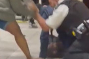 海外「イギリス、まるでアメリカのように逮捕に抵抗する人々と対処能力のない警官達」