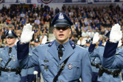アメリカ人「お前らの国の警察の制服を紹介してみよう」