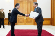 【韓国の反応】文大統領、日本大使信任状を「特別に」「早く」受け取る