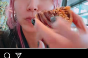 【海外】LiSAというJpopアーティストが最新のインスタ投稿でギミチョコを使用してる